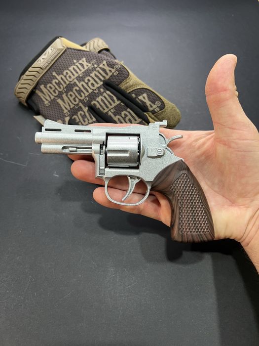 Металевий револьвер Colt на пістонах