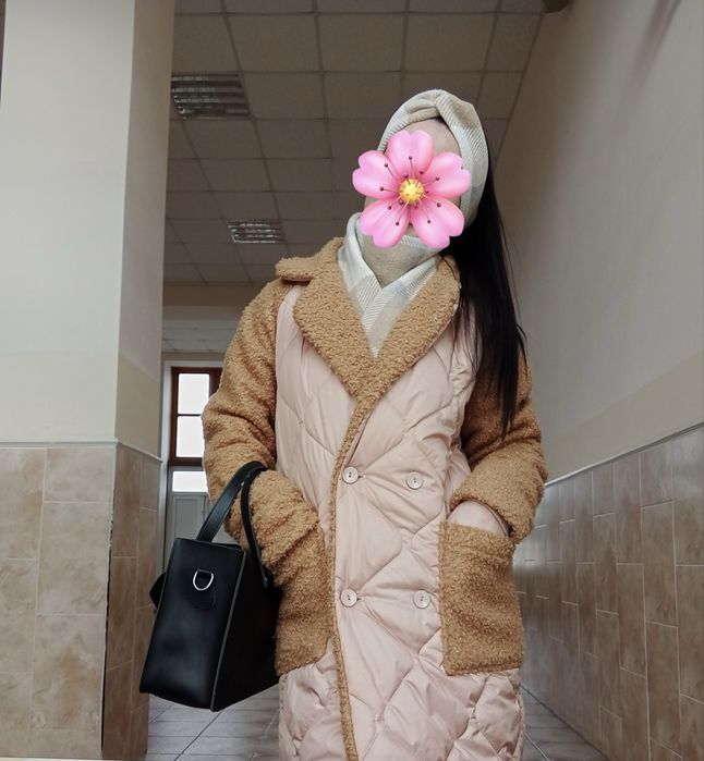 Пальто бежевевого кольору із рукавом  тедді