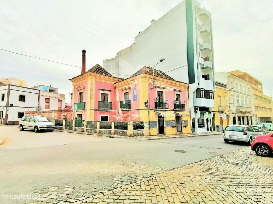 Prédio Centenário Na Baixa Da Cidade De Faro
