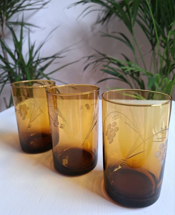 Szklanki 3 szt z bursztynowego szkła PRL
