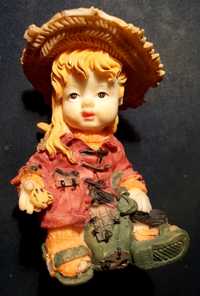 Figurka - dziewczynka w kapeluszu z plecakiem (10 cm)