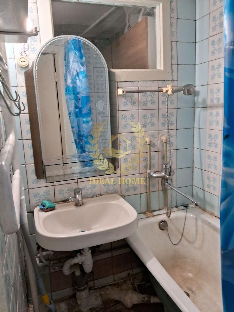 Продам двокімнатну квартиру в Дніпровському районі Києва.