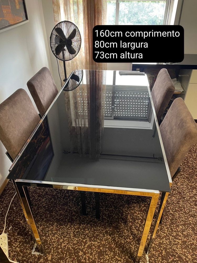 Mesa de sala com caddiras .