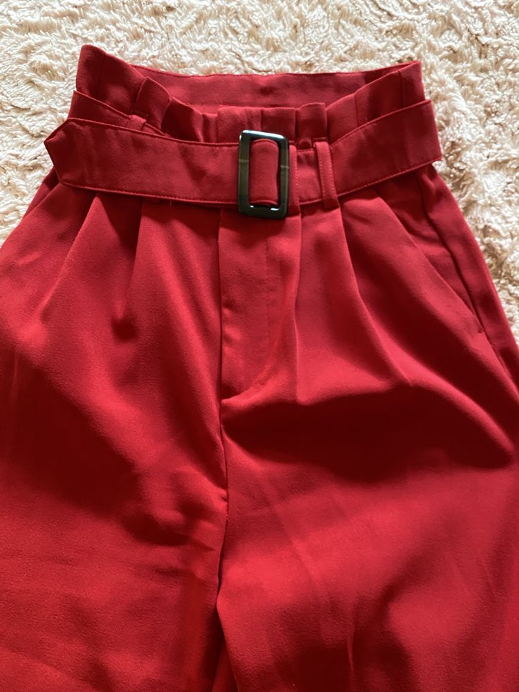 Calça vermelha nova