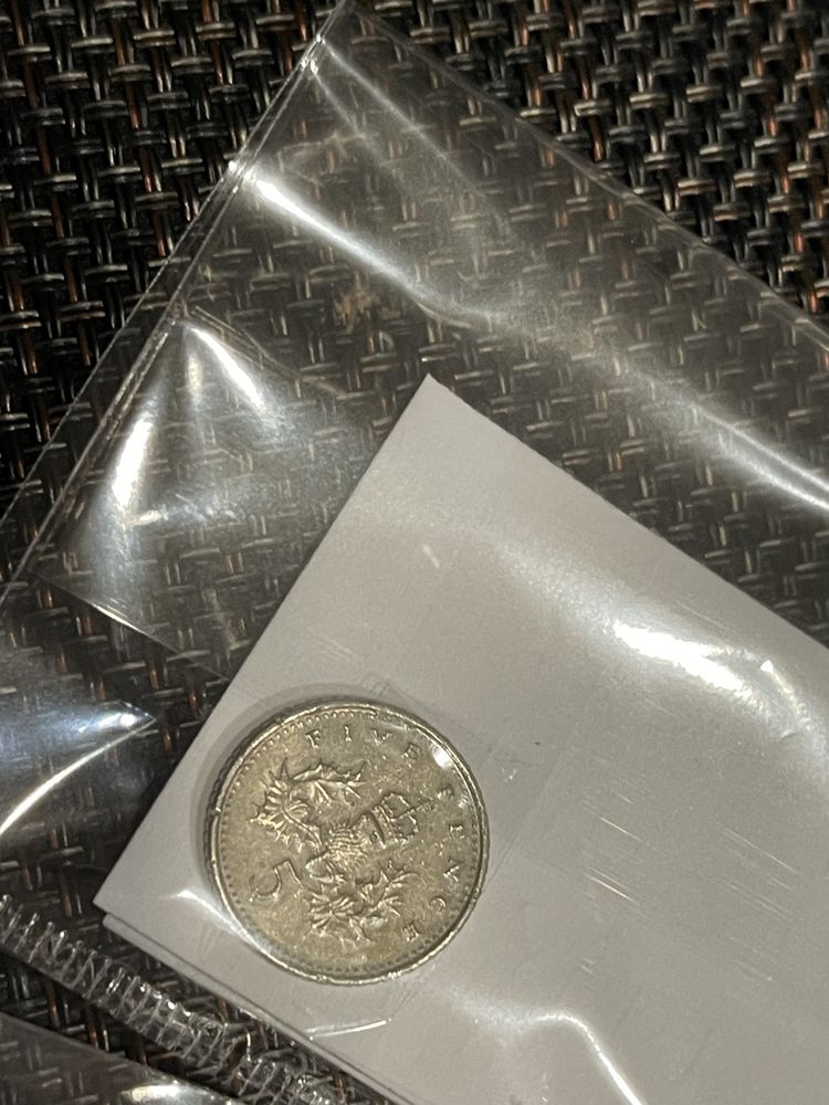 7 moedas do Reino Unido diferentes datas