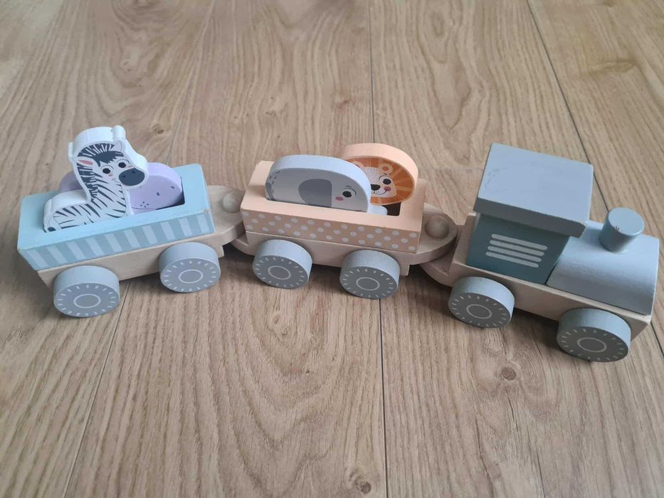 Drewniana kolejka ze zwierzętami