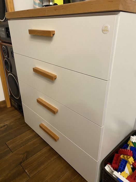 Комод з елементами дерева