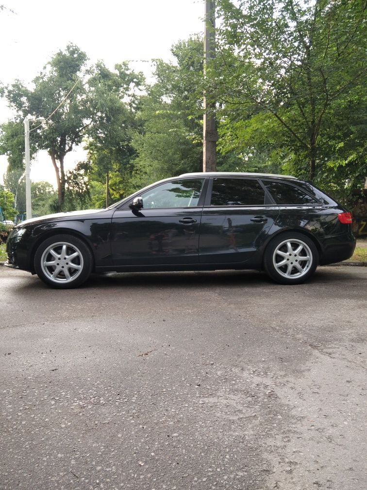 Ауді А4 b8 2.0 TDI,мех.2011