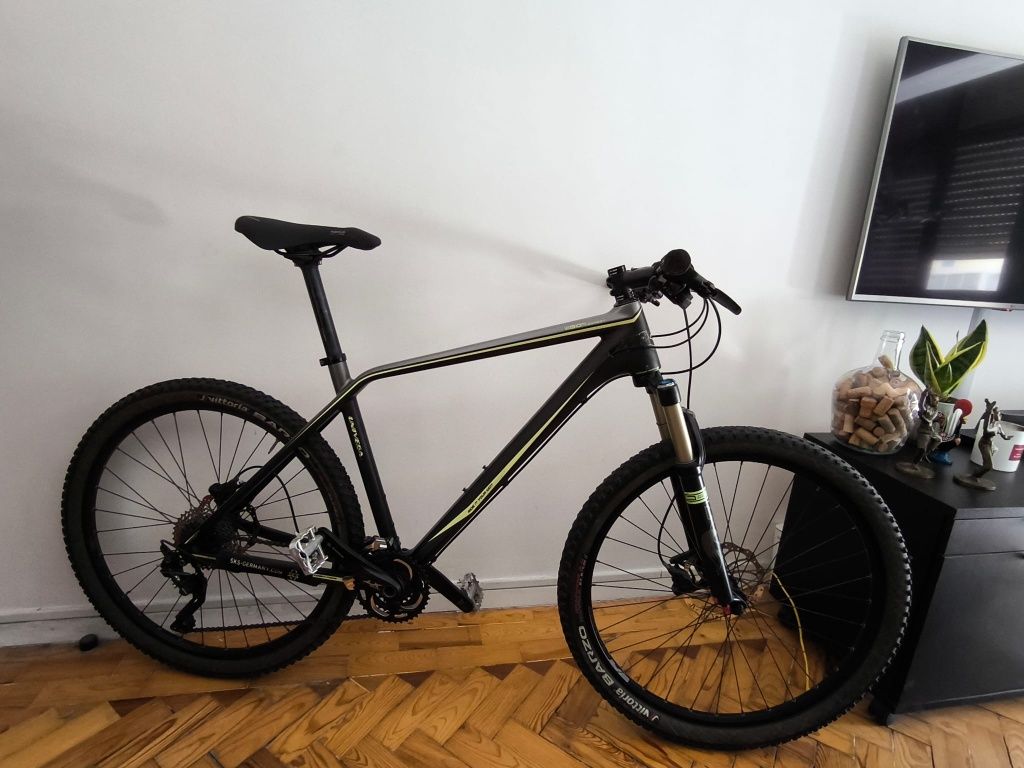 BTT em Fibra de Carbono Roda 27,5" de fábrica.