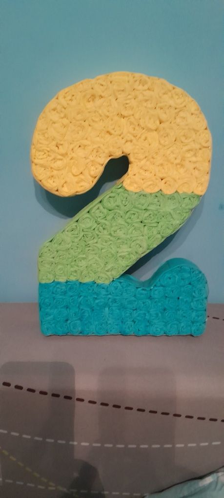 Цифри 2 та 9(6) із серветок та картону для фотозони