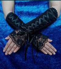 Czarne rękawiczki sznurowane z falbaną