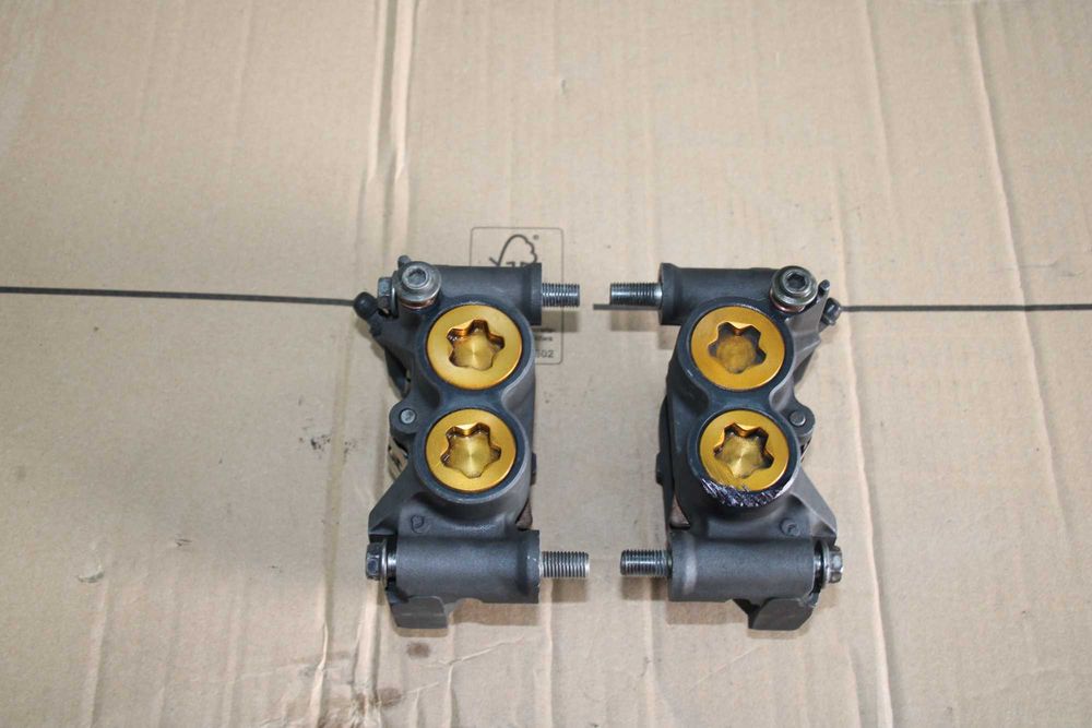 Zacisk Zaciski Przód Przedni Yamaha R1 RN12 04-06 Lewy Prawy R6