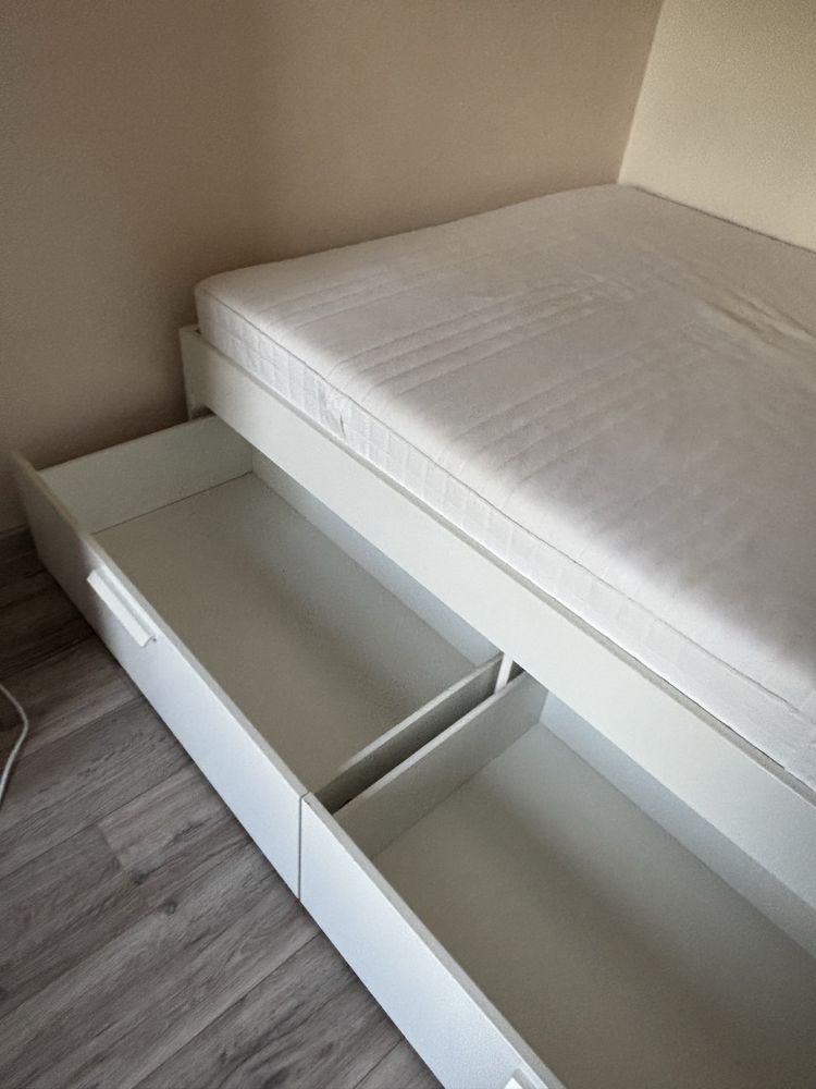 Lóżko z materacem i szufladami