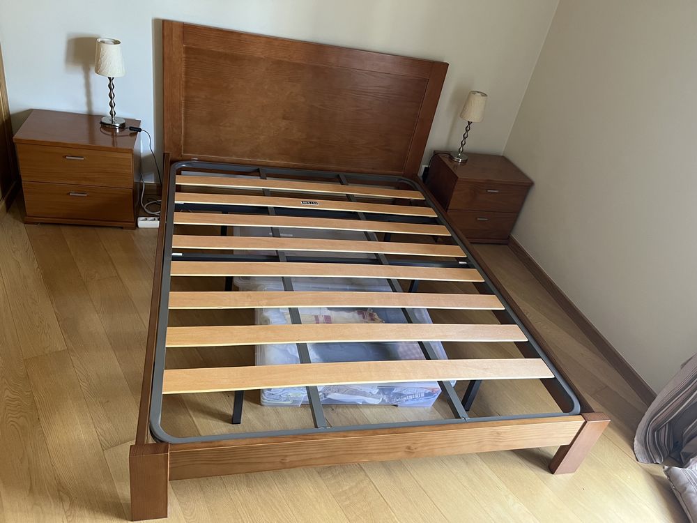 Cama de casal em nogueira