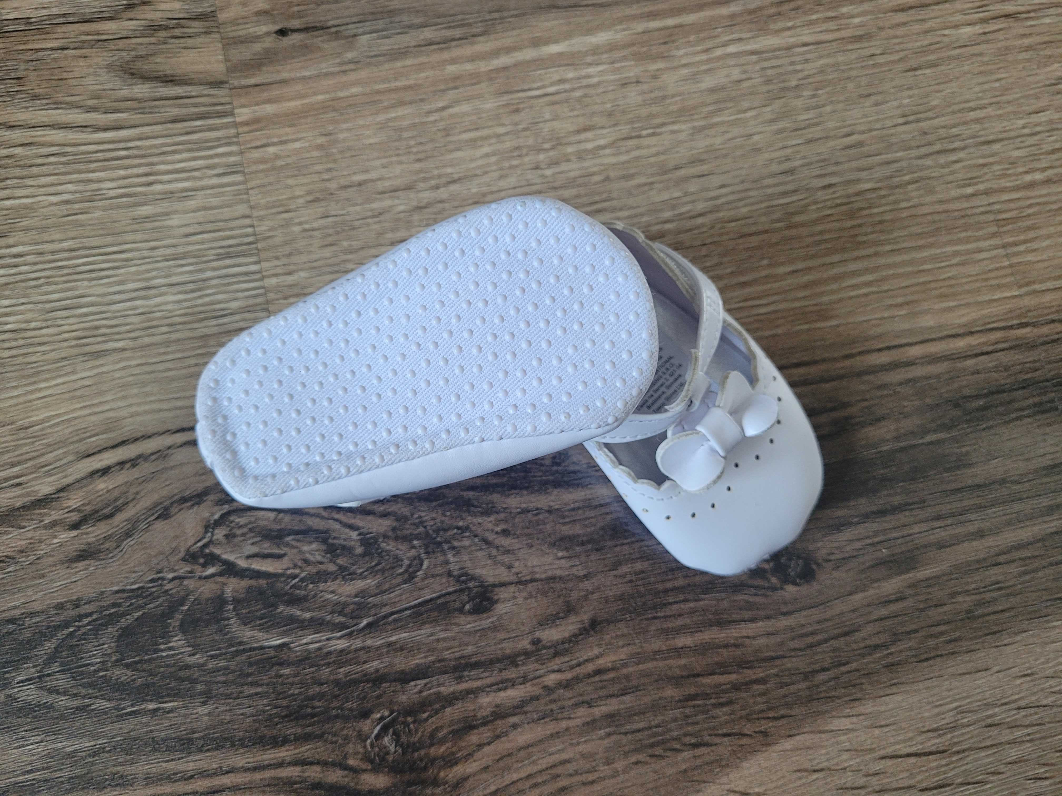 Nowe białe buciki niemowlęce, chrzest długość około 10,5 cm