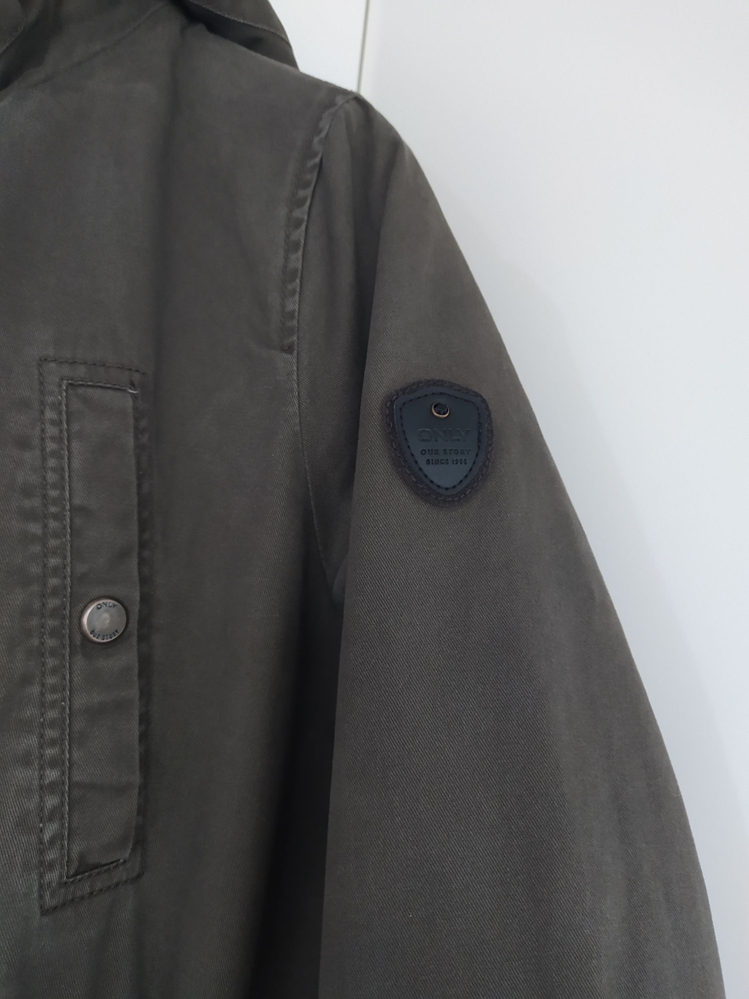 Kurtka parka Only z kapturem w kolorze khaki rozmiar M