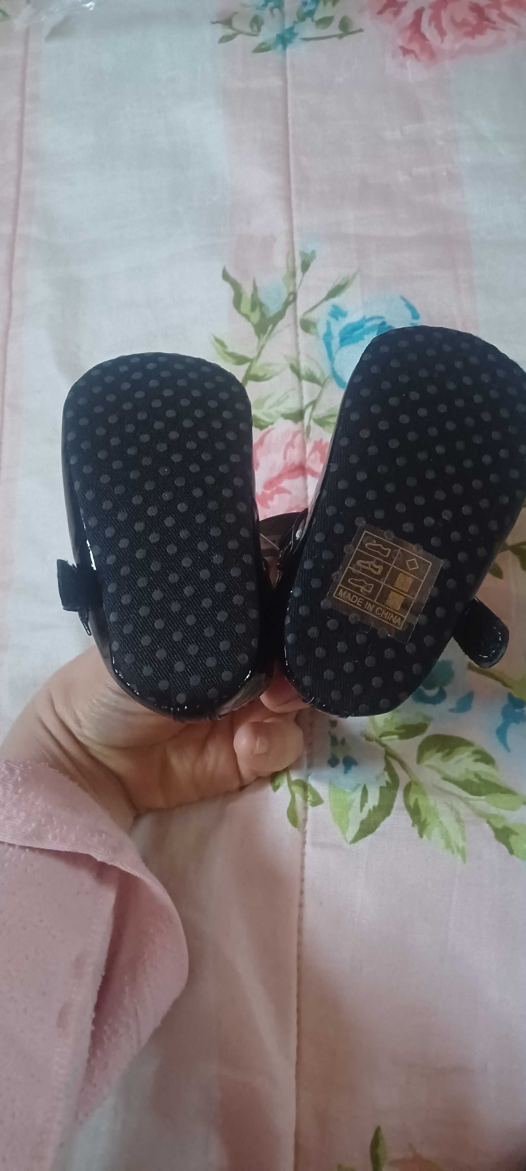 Vendo sapatinhos de bebé menina pretos