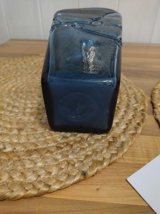 Szklany niebieski wazon