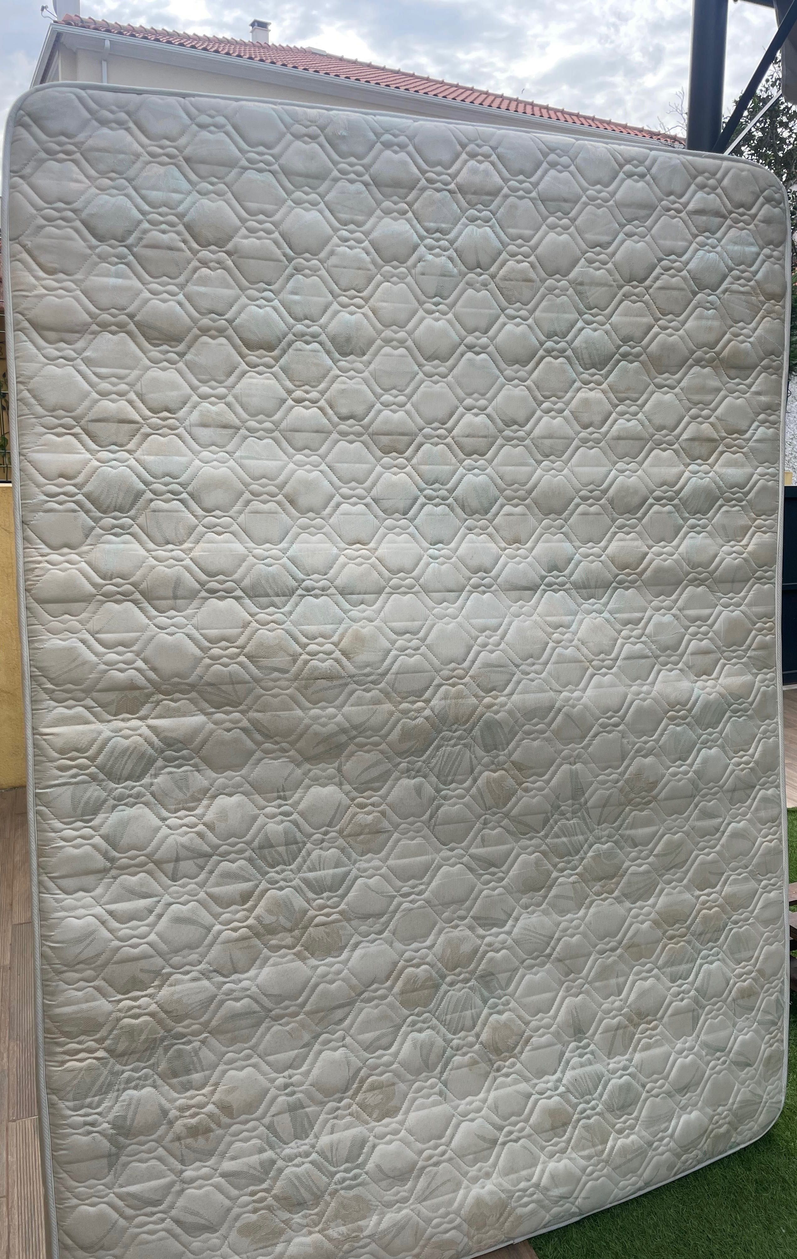 Colchão 1,90 x 1,40 – Tecnimola (Verão/Inverno) – Bom Estado