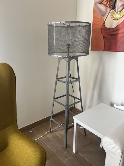 Candeeiro de Pé Estilo Industrial – Estrutura em Metal Cinzento