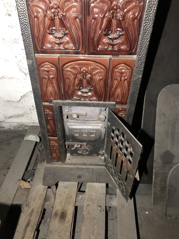 Zabytkowy piec kaflowy koza