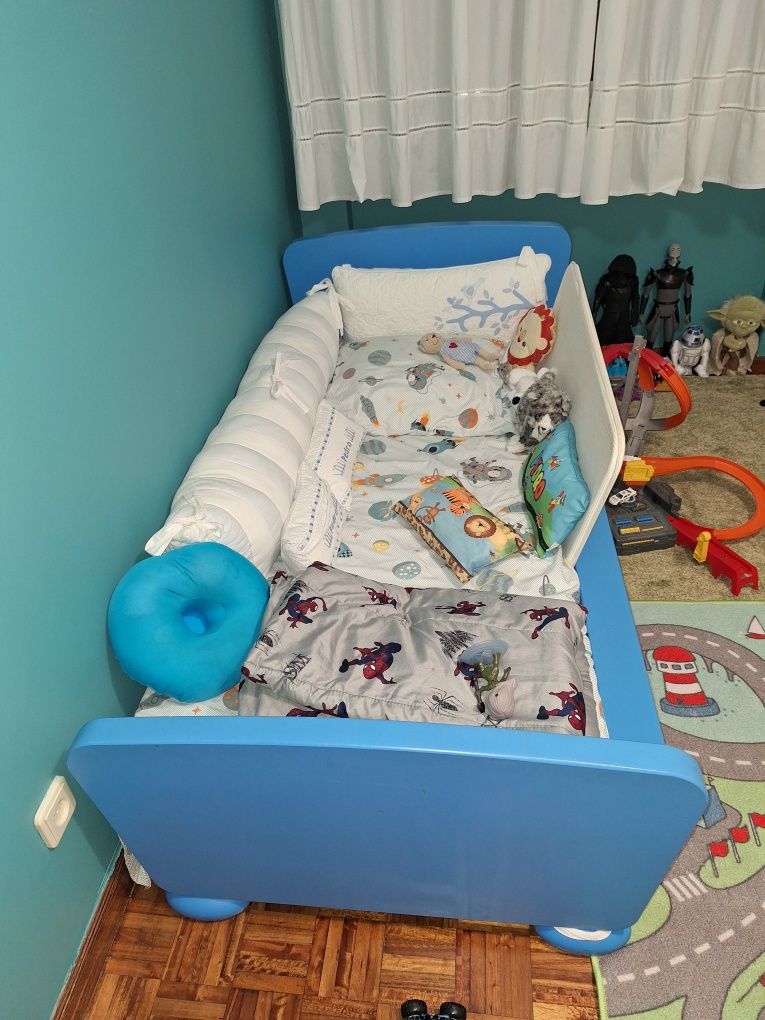Mini cama azul Ikea com colchão