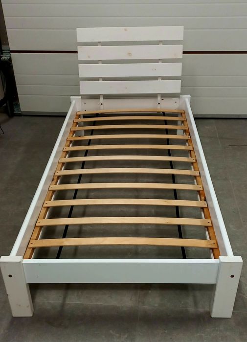 Białe łozko 90x200 z materacem i zagłówkiem