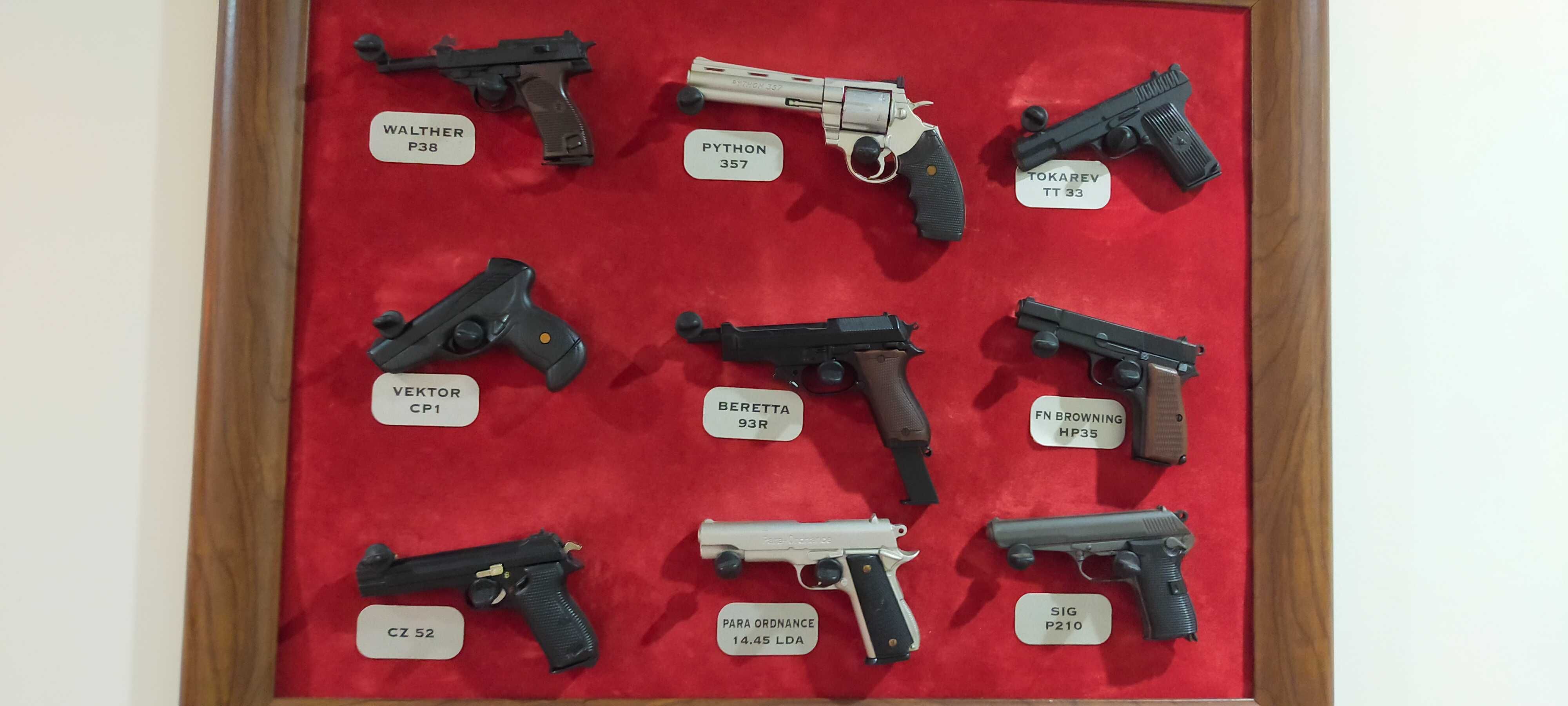 27 Miniaturas de Pistolas Colecionáveis mais livros