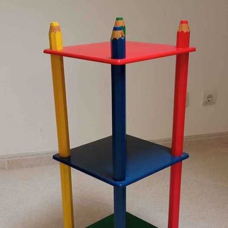 Móvel para quarto de criança em forma de lápis