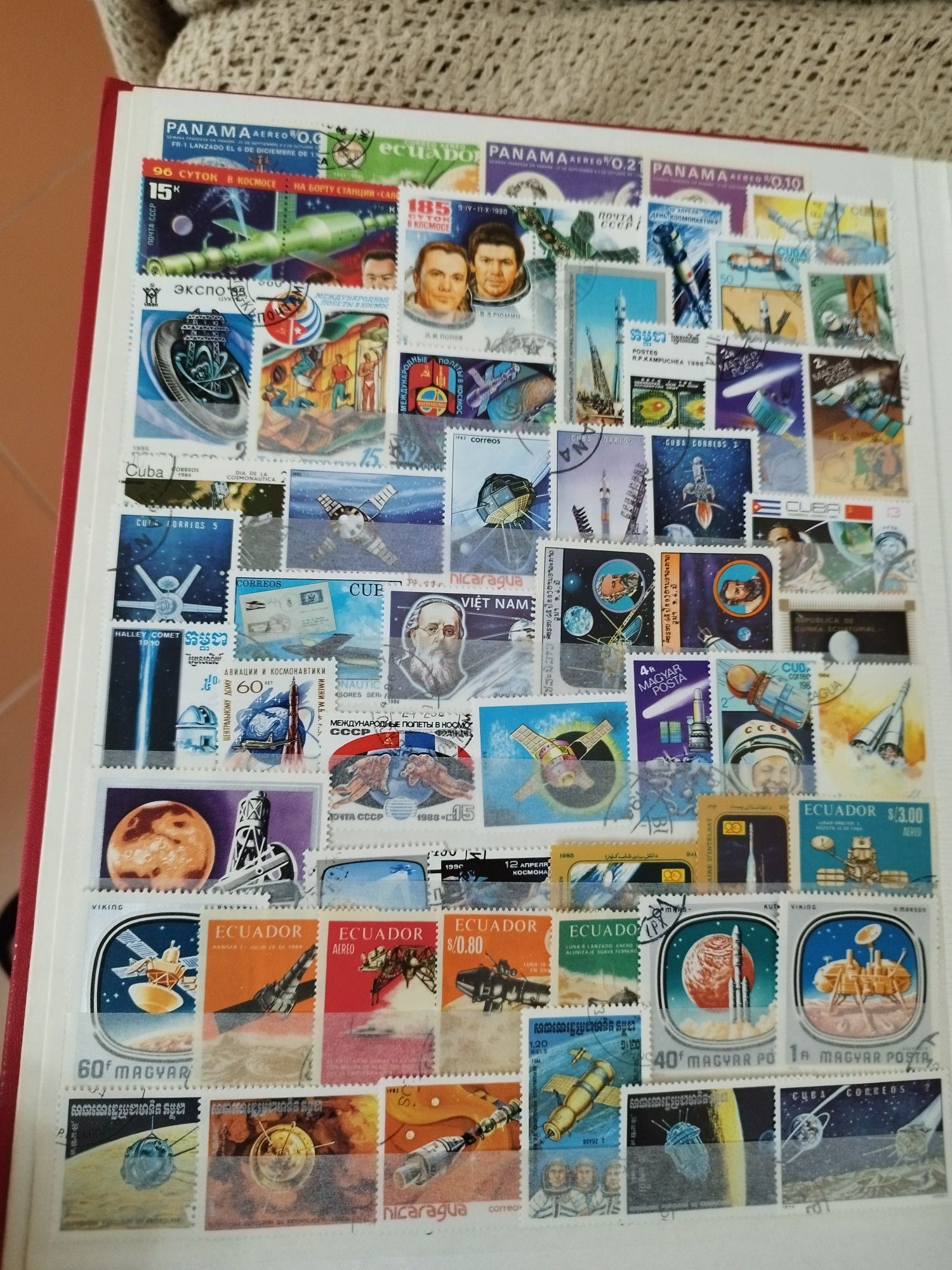 Classificador com 250 selos diferentes temática espaço