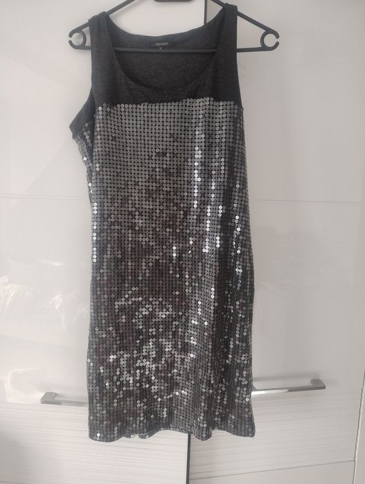 Sukienka zdobiona cekinami