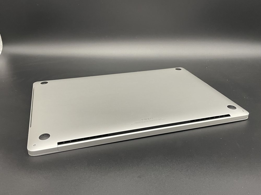Macbook pro 2019 16 дюймів i7 16gb radeon 5300 ідеал