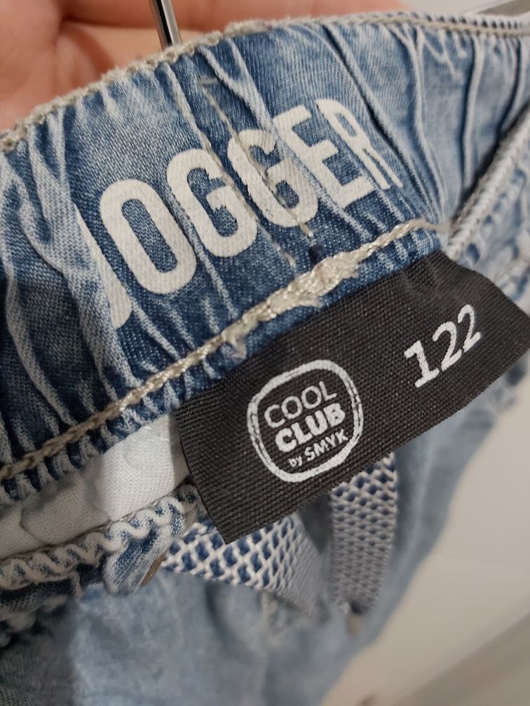 Spodnie jeansowe chłopięce ze SMYKA Cool Club jogger, denim 122 cm.