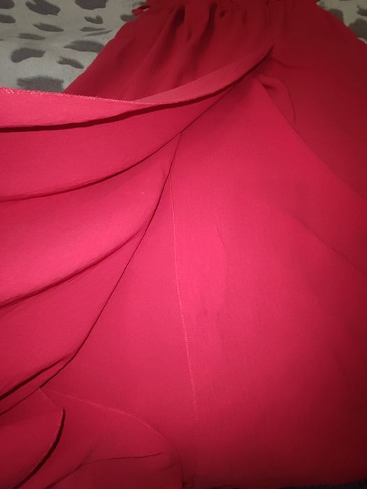 Długa czerwona sukienka z rozcięciem