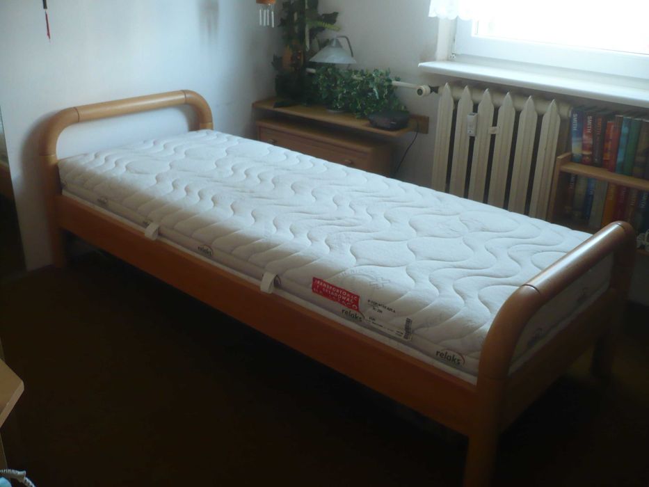 Łóżko 80x200 w bardzo dobrym stanie - rama, stelaż i materac