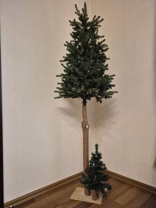 Ялинка лита на дерев'яній підставці.