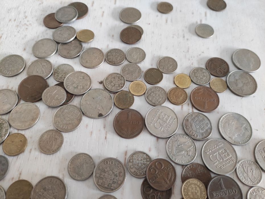 Moedas de escudos e nota