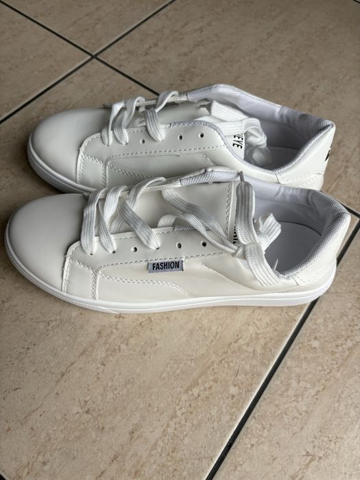 Białe  sneakersy