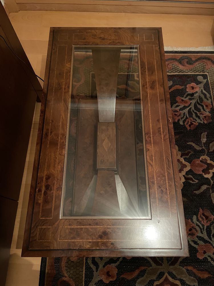 Mesa de madeira e vidro