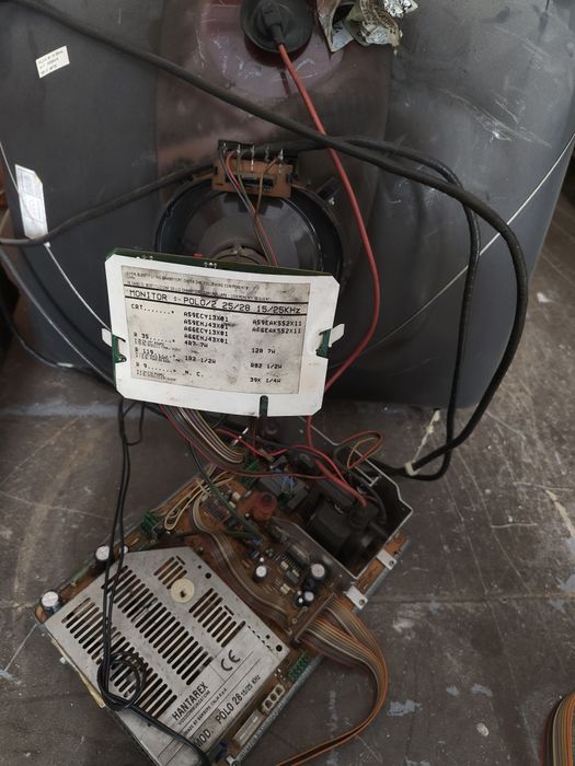 2 CRT provenientes de arcades (não sei se funcionam)