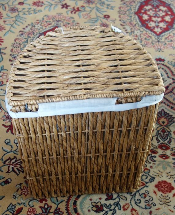 Kosz brudniak z trawy morskiej na drucianym stelażu