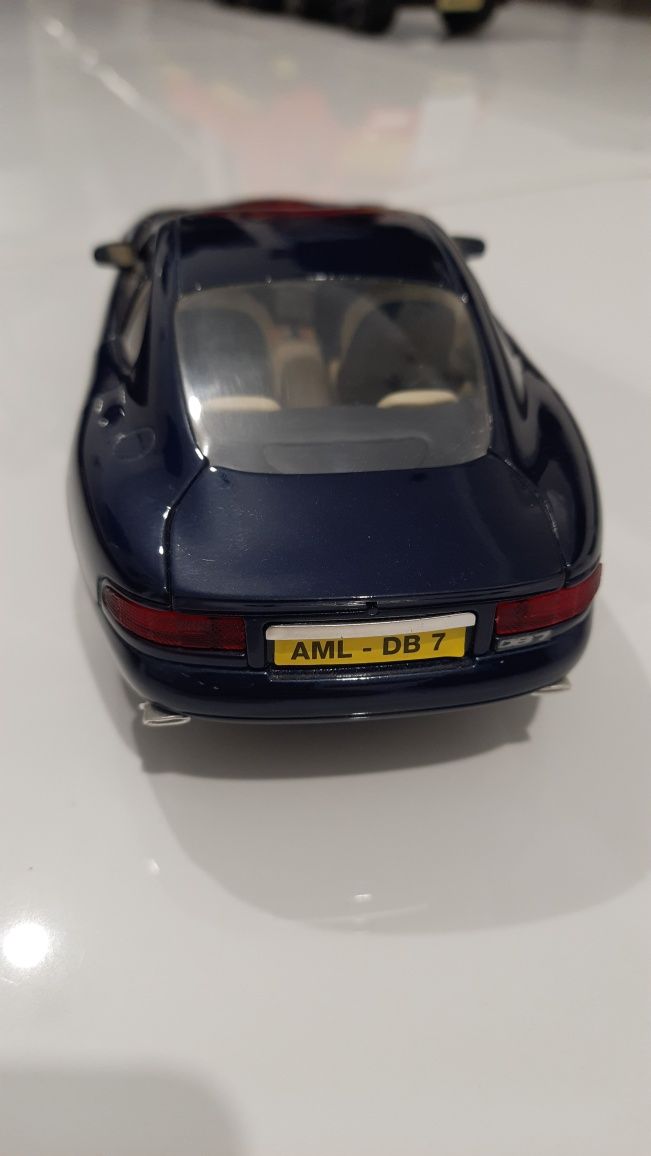Model Aston Martin