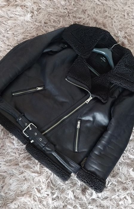 Czarny kożuszek Cropp