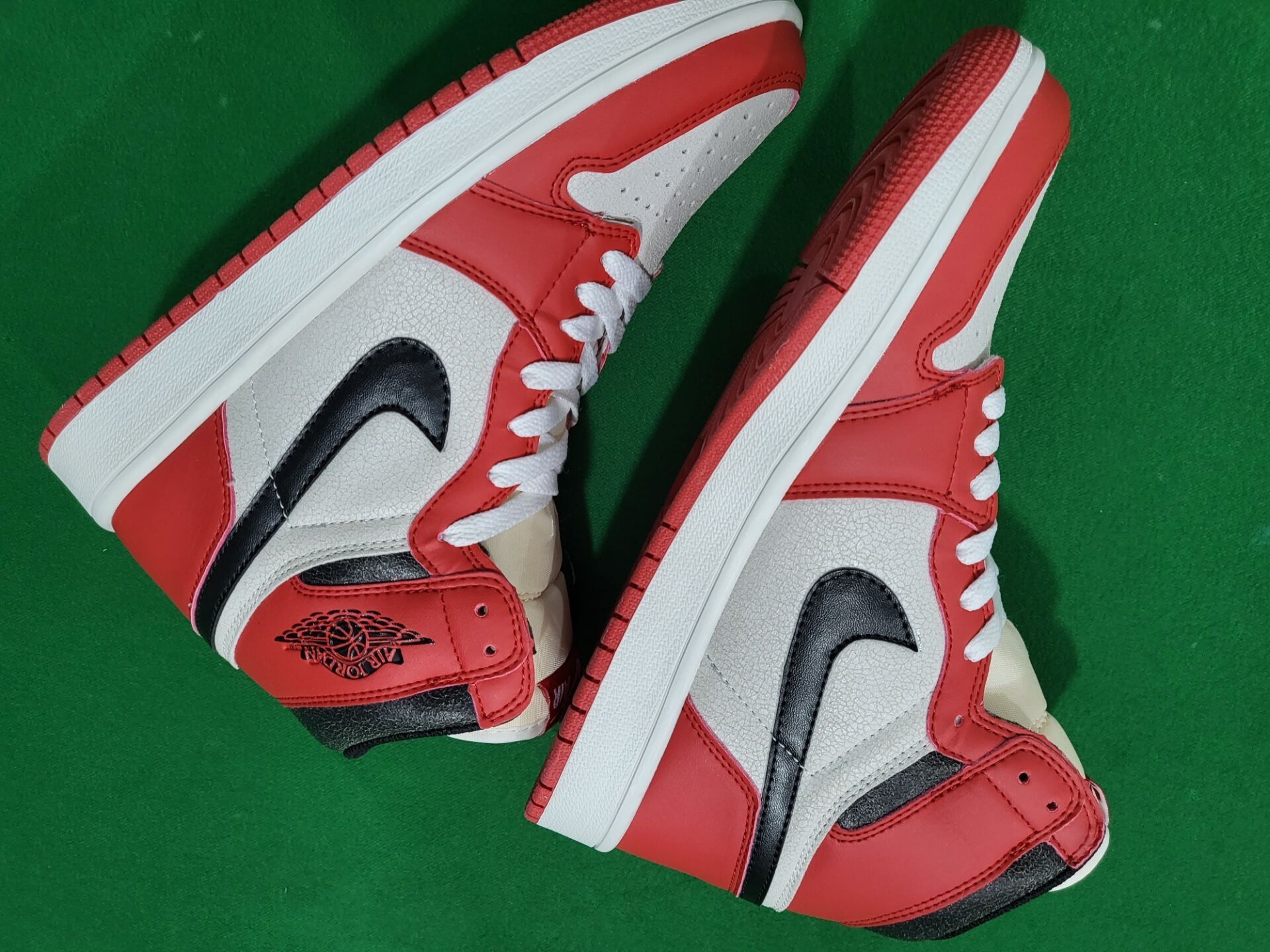 Air Jordan 1 Retro High OG Chicago