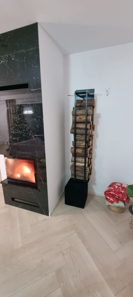 Stojak podwieszany na drewno kominkowe
