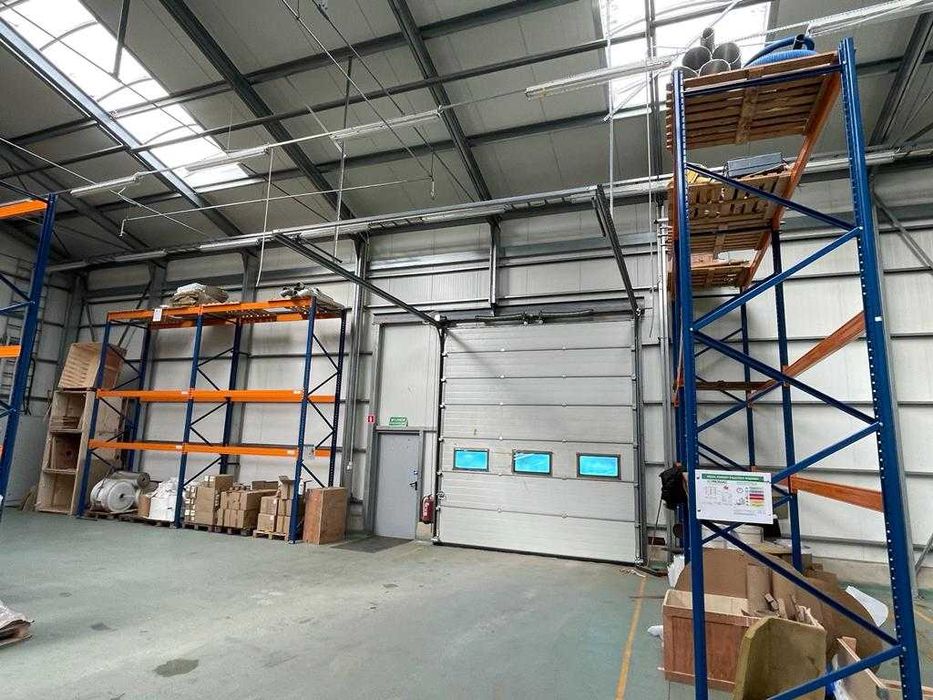 Połowa hali produkcyjno-usługowej . Duży plac manewrowy