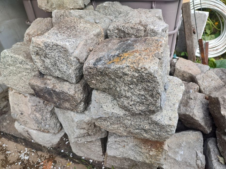 Kamień murowy granitowy łupany +- 20x20 cm Kostka granit granitowa