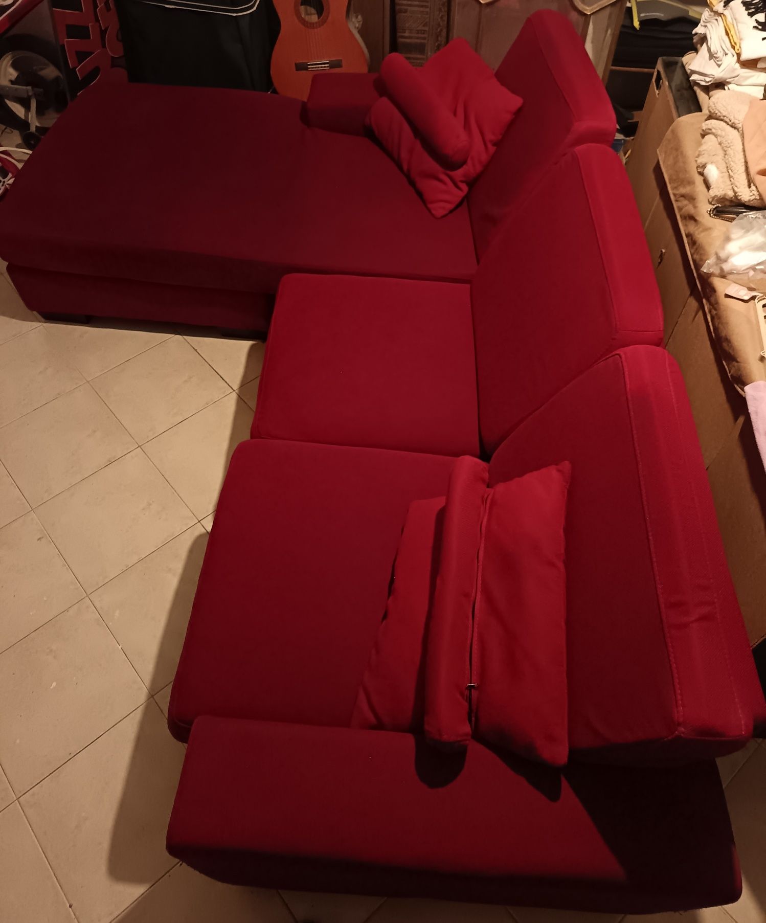 Chaise longue vermelho em bom estado geral