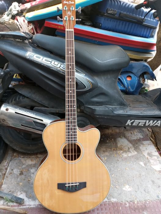 Guitarra baixo semi acustica bonita