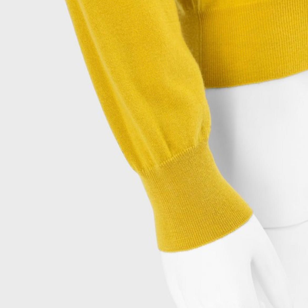 Loro Piana - Camisola 100% caxemira, gola em V, Cor amarela, tamanho M